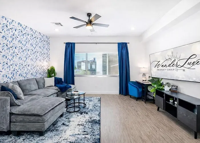 Sapphire Leaf- Luxury 3br- Pool, King Beds, Spacious, Quiet, Garage, Close To Airport And Oldtown Holiday home